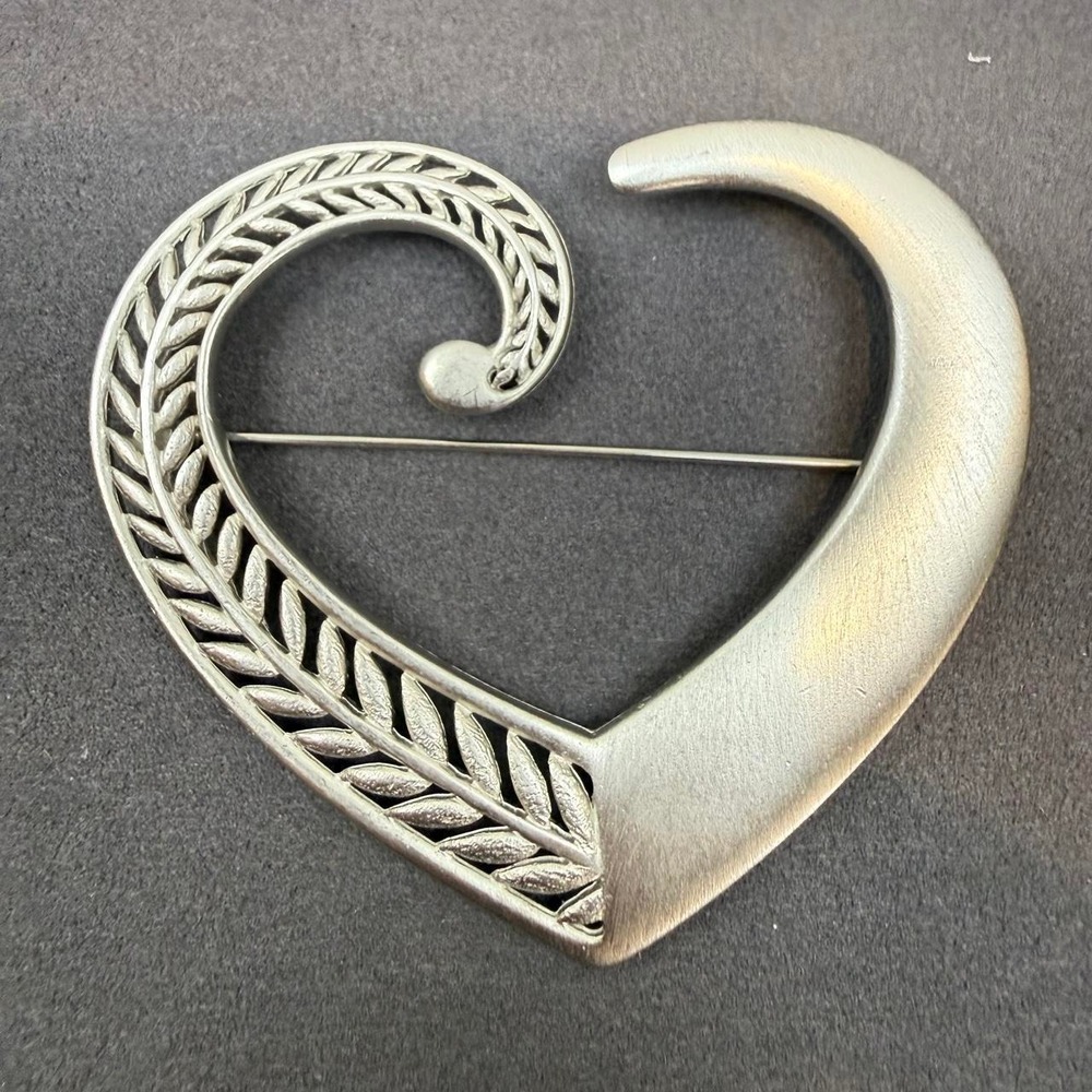 JJ Vintage Heart Leaf Brooch Pin Silver Tone Open Scroll Design - Picture 1 of 4
